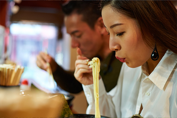 家族連れや女性にも大人気！麺屋さくらで、こだわりの自家製ラーメンを堪能。